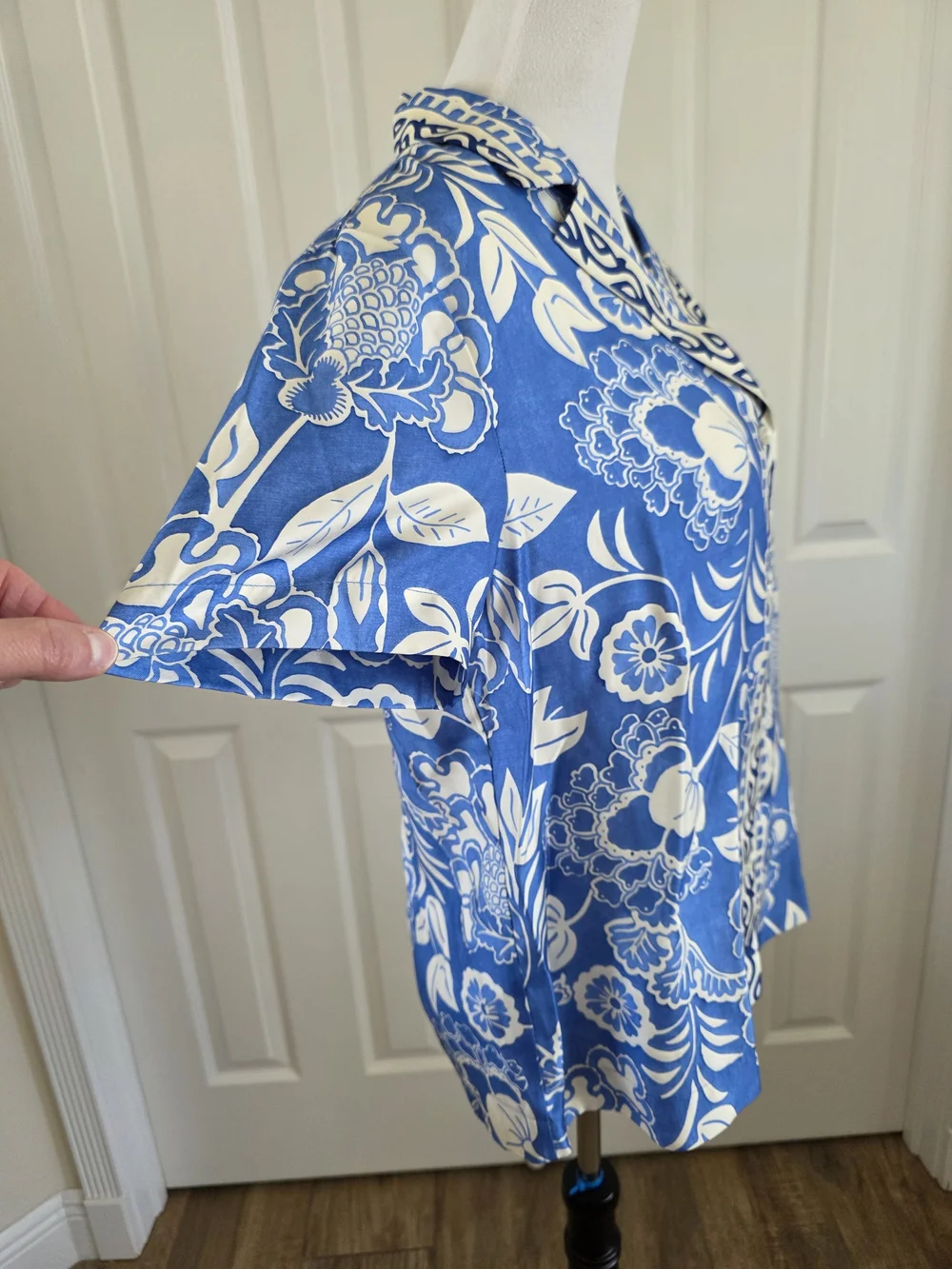 J.McLaughlin Silk Blend Floral Button Front Notched Collar Resort Blouse Size M - Picture 4 of 11